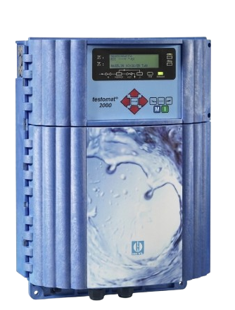 Analyseur de dureté d'eau en ligne Testomat 2000® by Heyl, boîtier bleu avec écran LCD et clavier de commande