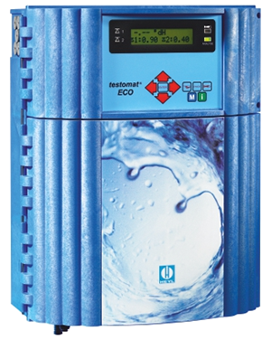 Analyseur de dureté d'eau en ligne Testomat ECO® by Heyl – boîtier bleu compact avec écran LCD couleur et clavier de commande